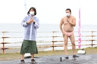 左から南海キャンディーズしずちゃん、とにかく明るい安村。