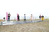 「幕張ビーチクリーン活動」の様子。