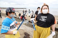 「幕張ビーチクリーン活動」の様子。