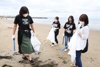 「幕張ビーチクリーン活動」の様子。