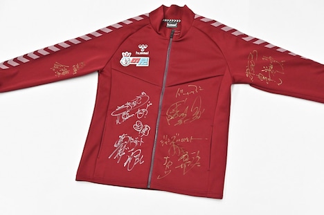 サイン入りジャージ。(c)TBS