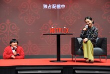 遠近法を駆使する上杉みち（左）と安達祐実（右）。