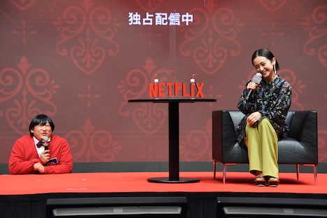 遠近法を駆使する上杉みち（左）と安達祐実（右）。