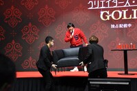 腰が限界を迎えてソファを用意してもらう上杉みち。