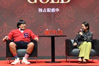 ソファにどっしり座る上杉みち（左）。