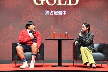 三竹監督が自宅の風呂に入る話をして安達祐実（右）に注意される上杉みち（左）。