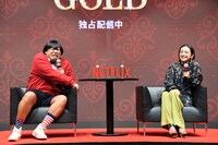 泣きの芝居を披露する上杉みち（左）。