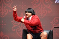 ギャラのパーセンテージをはっきりしてほしいと訴えながら泣きの芝居を披露する上杉みち。