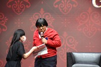 想定外の質問があり、社長を呼びつける上杉みち（右）。