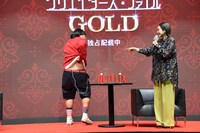 腰痛のために当てているという低周波器具を見せる上杉みち（左）。