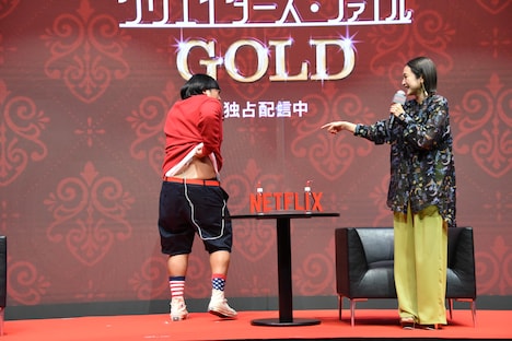 腰痛のために当てているという低周波器具を見せる上杉みち（左）。