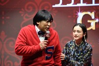 マスコミ関係者へのアピールをやめない上杉みち（左）に帰りを促す安達祐実（右）。