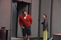 帰り際までマスコミ関係者へのアピールをやめない上杉みち（左）。