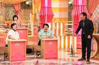 （前列左から）岡野陽一、空気階段・鈴木もぐら、明石家さんまと、磯野貴理子（後列）。(c)フジテレビ