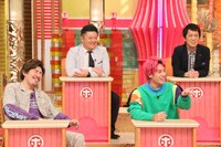 EXIT（前列）とブラックマヨネーズ。(c)フジテレビ