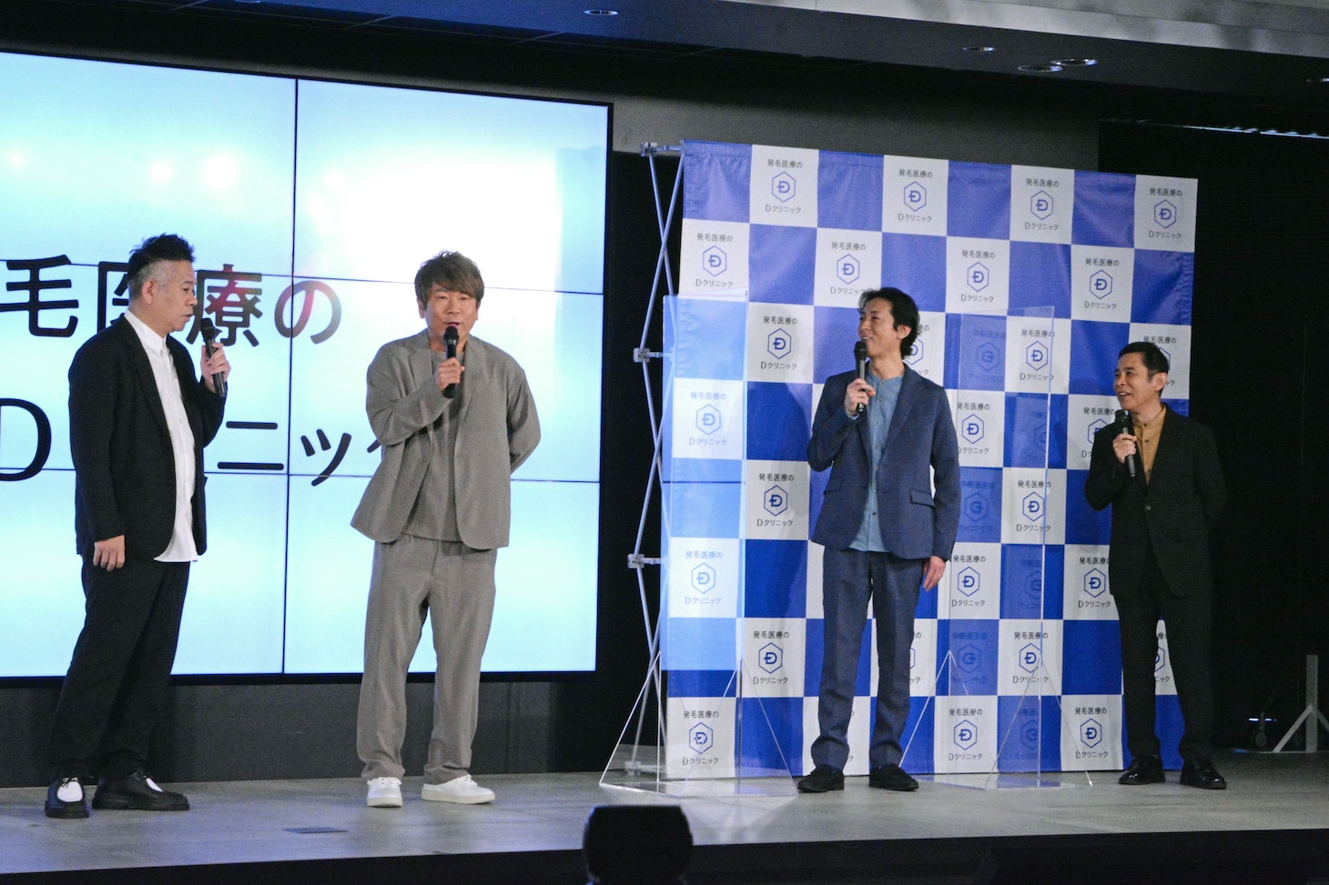 左からFUJIWARA、ナインティナイン。