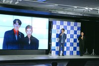 約30年前の自身の写真を見ながらトークするナインティナイン。