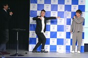 「吉本印天然素材」時代のダンスを披露するFUJIWARA原西。