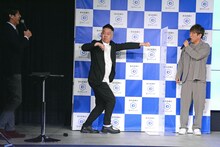 「吉本印天然素材」時代のダンスを披露するFUJIWARA原西。