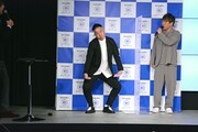 「吉本印天然素材」時代のダンスを披露するFUJIWARA原西。