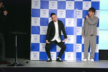 「吉本印天然素材」時代のダンスを披露するFUJIWARA原西。