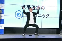 「3・3・2拍子」でイベントを締めくくるFUJIWARA原西。