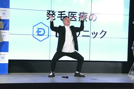 「3・3・2拍子」でイベントを締めくくるFUJIWARA原西。