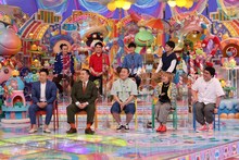 「アメトーーク！」に「大学お笑いサークル芸人」として出演する（前列左から）ミルクボーイ、ハナコ岡部、ラランド・サーヤ、マヂカルラブリー村上、（後列左から）ななまがり、トンツカタン森本、令和ロマン・高比良くるま。(c)テレビ朝日