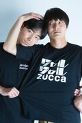コラボロゴTシャツを着用したジャルジャル。