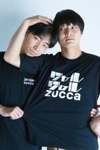 コラボロゴTシャツを着用したジャルジャル。