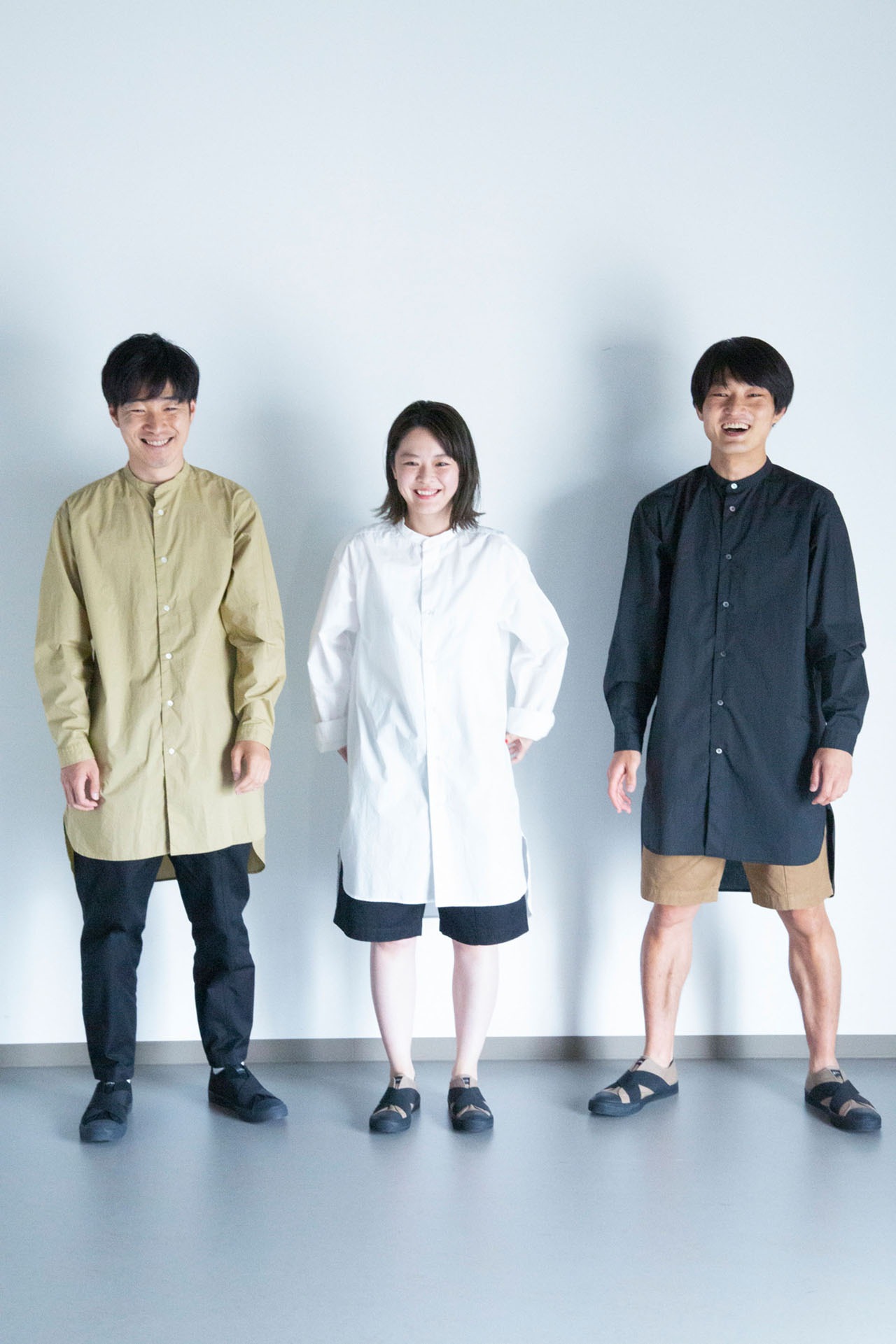 「ジャルジャル×ZUCCa」白衣風のショップコートは3色展開。ユニセックスで着用できる。