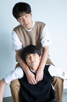 店舗限定販売のドッキングTシャツを着用したジャルジャル。