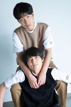 店舗限定販売のドッキングTシャツを着用したジャルジャル。