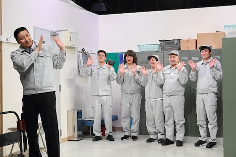 工場を舞台としたコントのワンシーン。(c)TBS