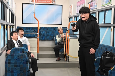 「バスジャック」のワンシーン。(c)TBS
