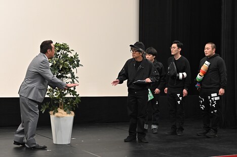 「舞台監督」のワンシーン。(c)TBS