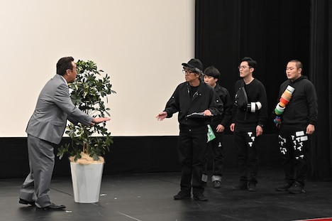 「舞台監督」のワンシーン。(c)TBS