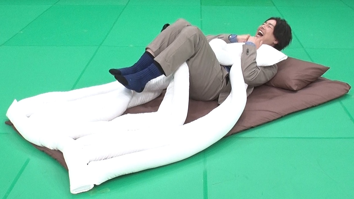 ヒット商品の「睡眠用うどん」を試すぺこぱシュウペイ。