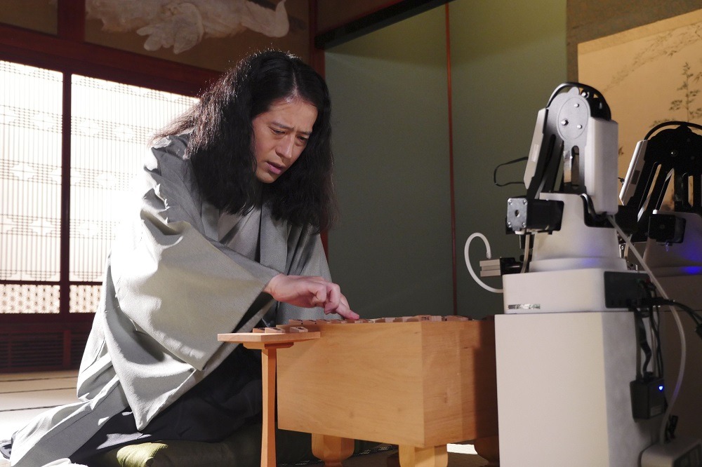 「土曜プレミアム『世にも奇妙な物語 '21夏の特別編』」に将棋の棋士役で出演するピース又吉。(c)フジテレビ