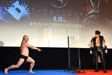 映画「ハリウッドザコシショウ」の公開直前イベントで、作品の魅力を伝えるべく「誇張しすぎたフェイタリティ」を披露するハリウッドザコシショウ（左）。右は西川貴教。