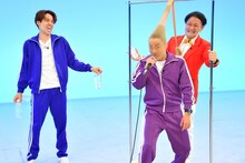 アインシュタイン河井（左）と河合郁人（中央）が「パンストカラオケ」で対決。