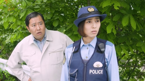 左からとにかく明るい安村、岡本あずさ。(c)日本テレビ