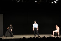 すゑひろがりず南條、ななまがり森下、コロコロチキチキペッパーズ西野のトリオ5678によるコントのワンシーン。