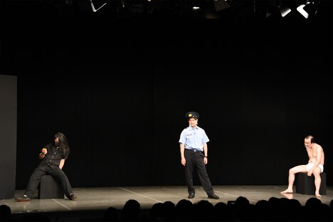 すゑひろがりず南條、ななまがり森下、コロコロチキチキペッパーズ西野のトリオ5678によるコントのワンシーン。