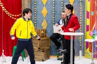 社会の闇に切り込むランジャタイ国崎（左）、