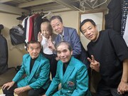 漫才協会の外部理事に就任した高田文夫（後列中央）と、青空球児・好児（手前）、昭和こいる（後列左）、ナイツ塙（後列右）。