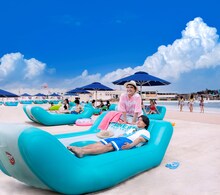 ラグーナテンボスのサマーアンバサダーに就任したマヂカルラブリー。