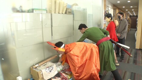 かまいたちがワンピースグッズを探すワンシーン。(c)フジテレビ