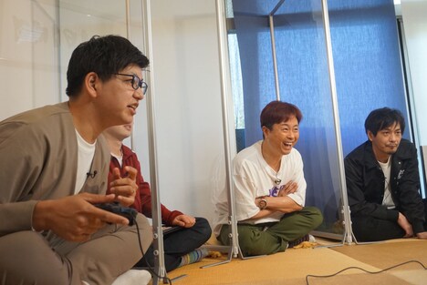 「ストリートファイターII」で白熱するからし蓮根と次長課長。