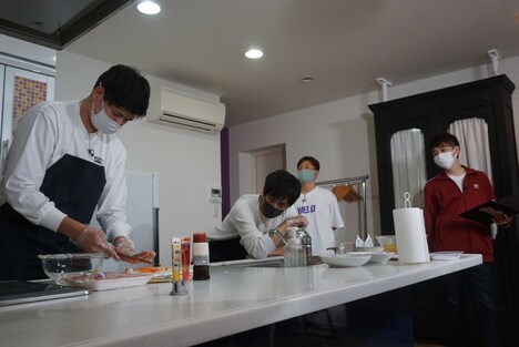 「本日の夜食」の調理の様子。